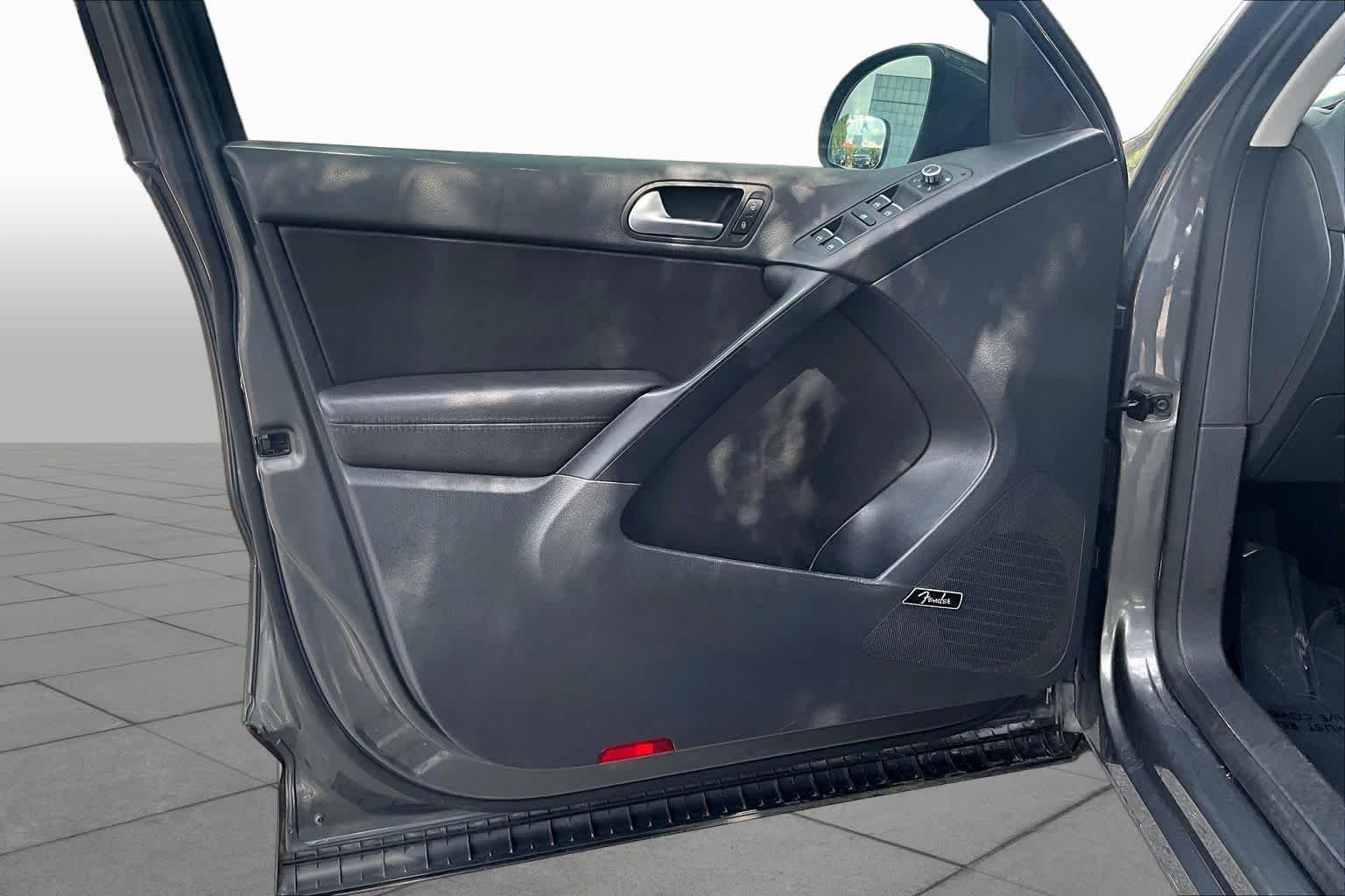Used 2014 Pepper Gray Metallic Volkswagen SEL image 22