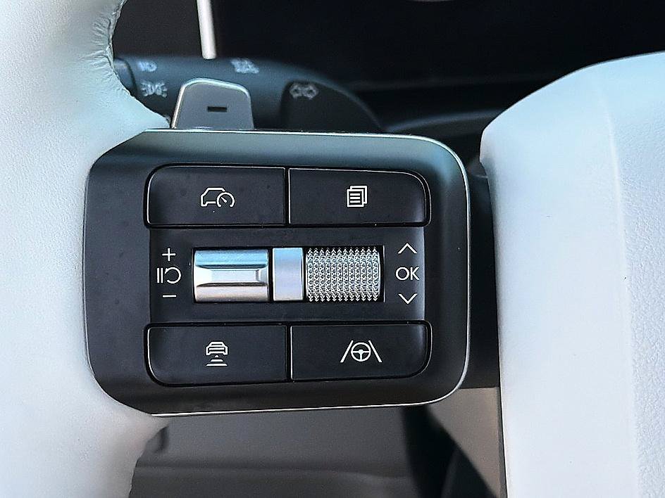 Used 2025 Serenity White Hyundai SE image 17