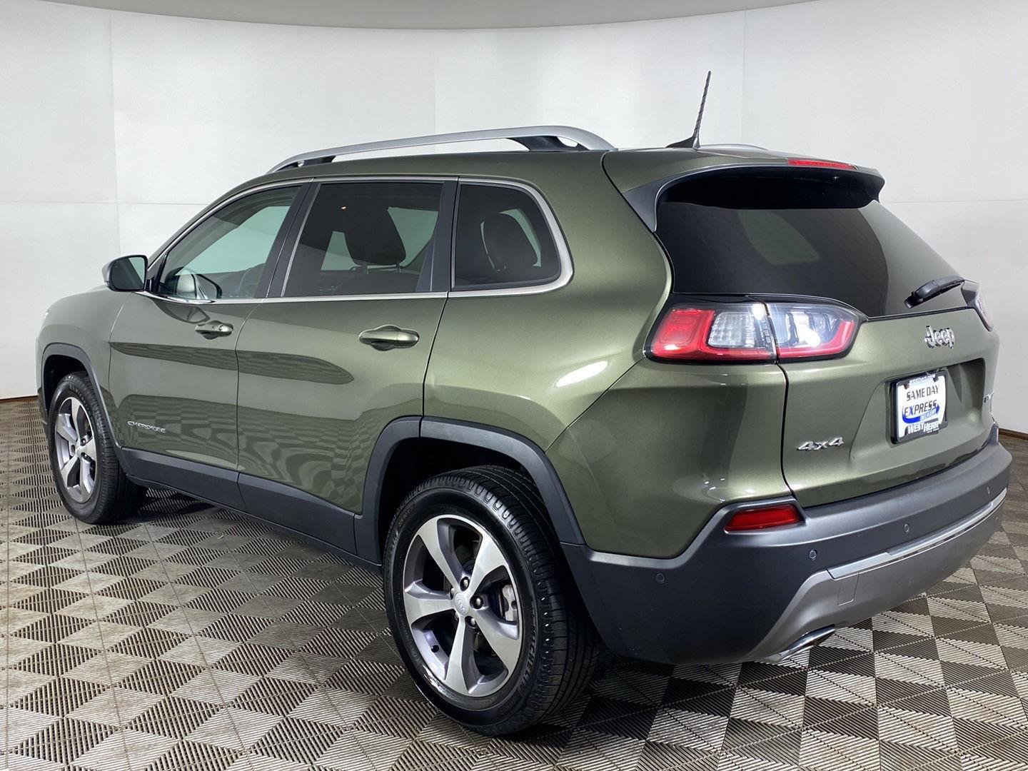 Used 2021 Olive Green Pearlcoat Jeep Limited image 4
