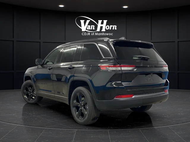 New 2026 Diamond Black Crystal Pearl-Coat Exterior Paint Jeep Limited image 5
