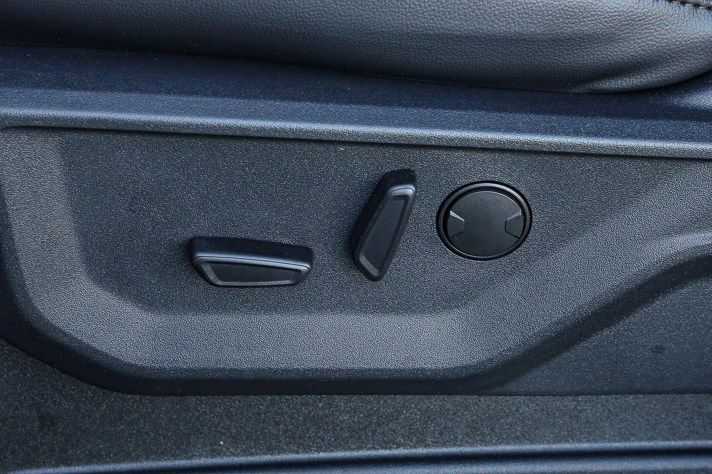 New 2026 Carbonized Gray Metallic Ford F-350® Lariat® image 13