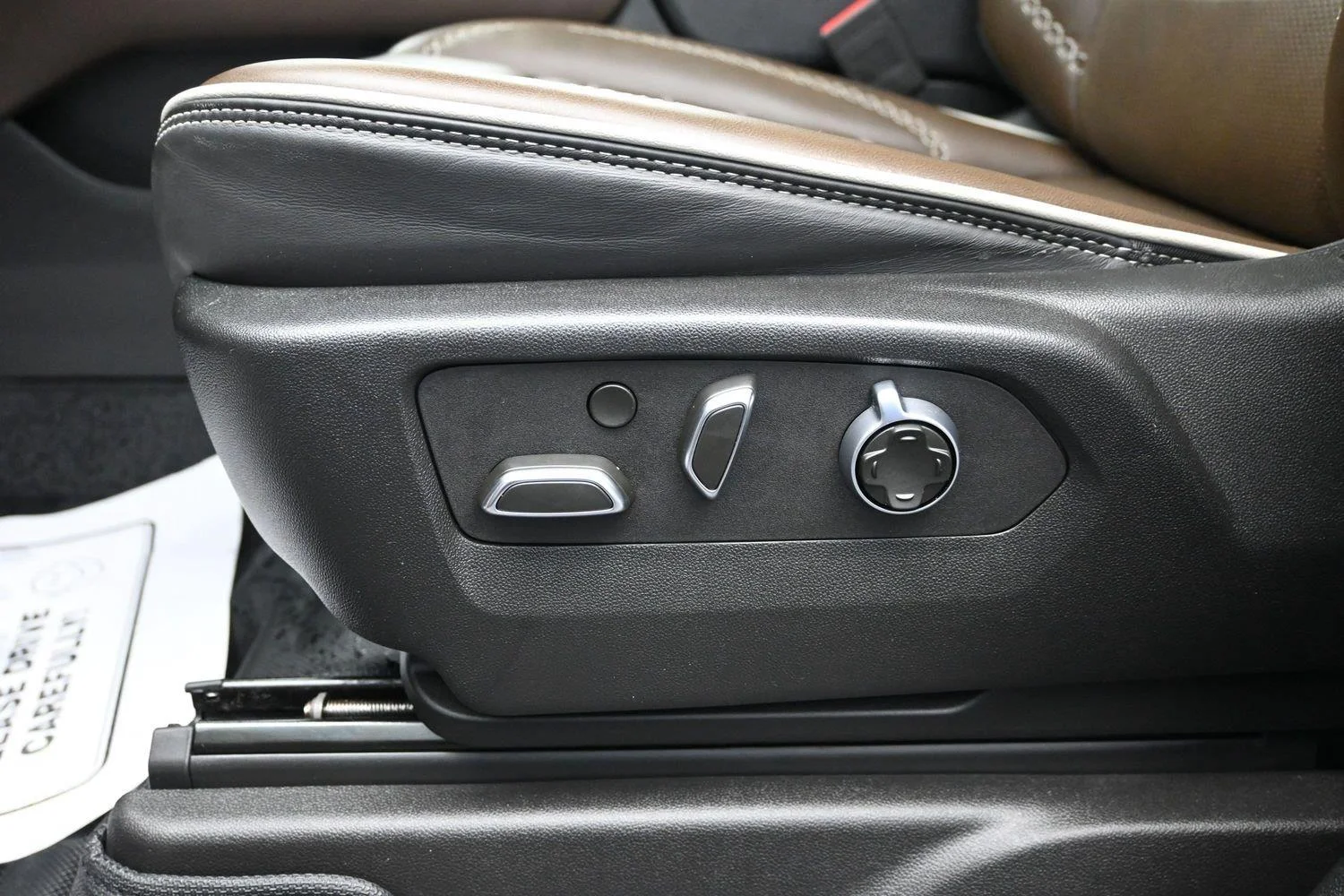 2025 GMC Yukon Denali Ultimate - Photo 28