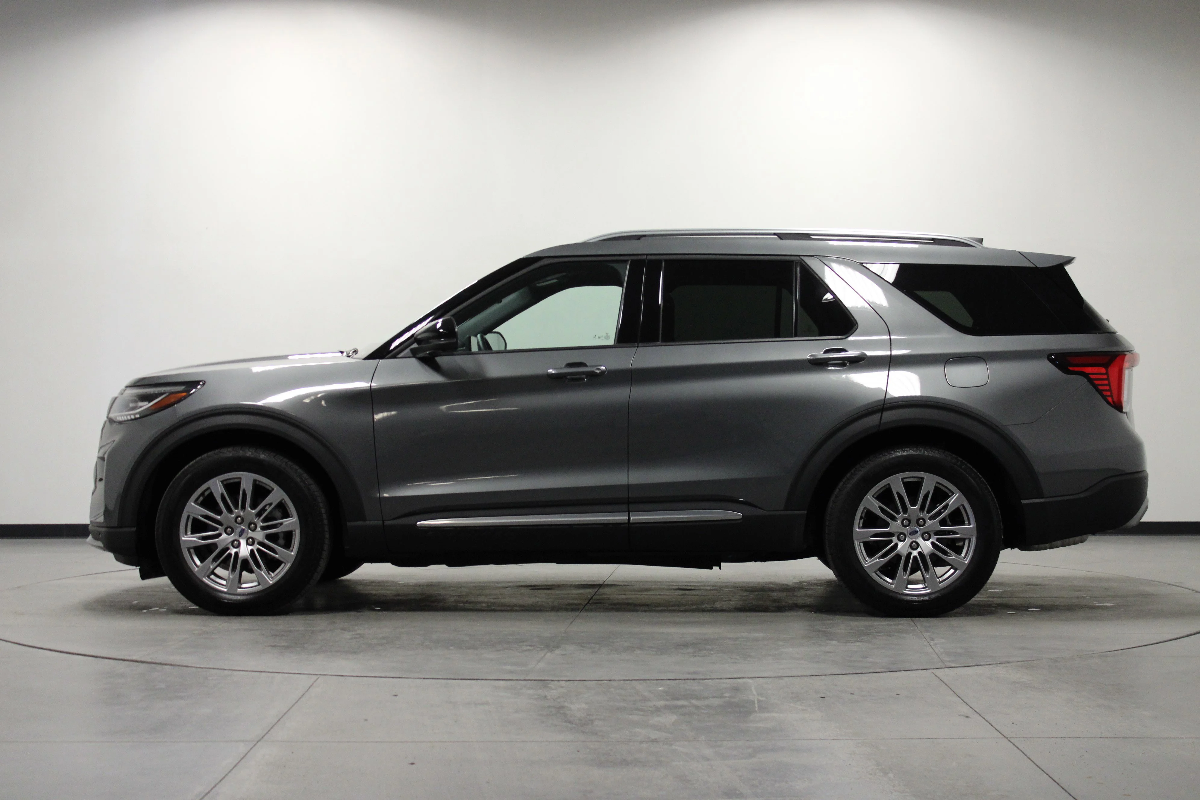 Used 2025 Gray Metallic Ford Platinum image 7