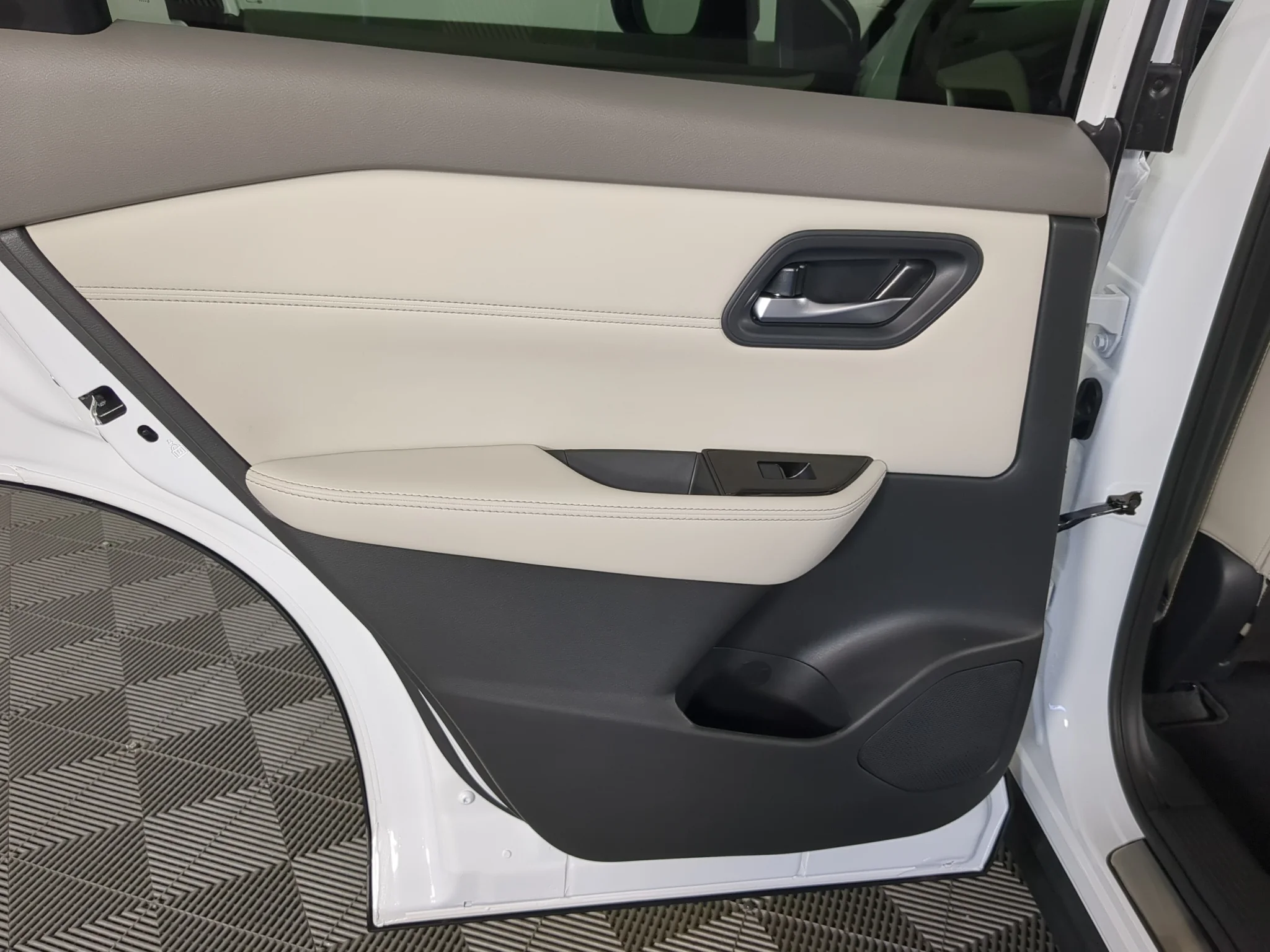 New 2027 Everest White Pearl Tricoat Nissan SV image 15