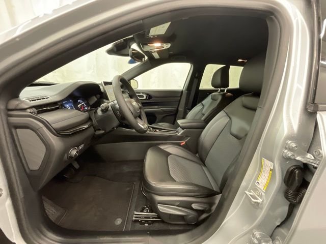 New 2026 Silver Zynith Metallic Clearcoat Jeep Latitude image 10