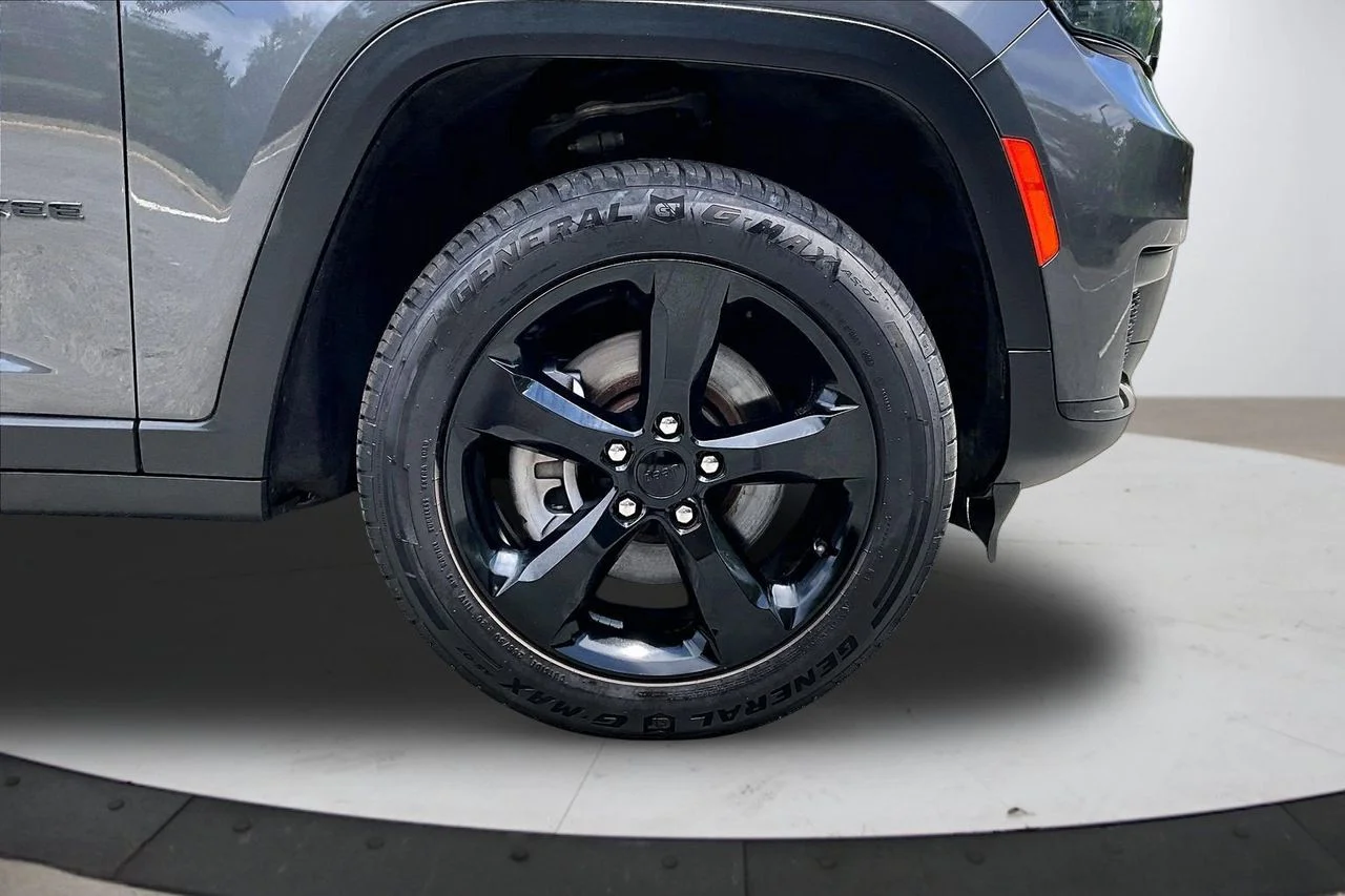 Used 2023 Gray Jeep Altitude image 33