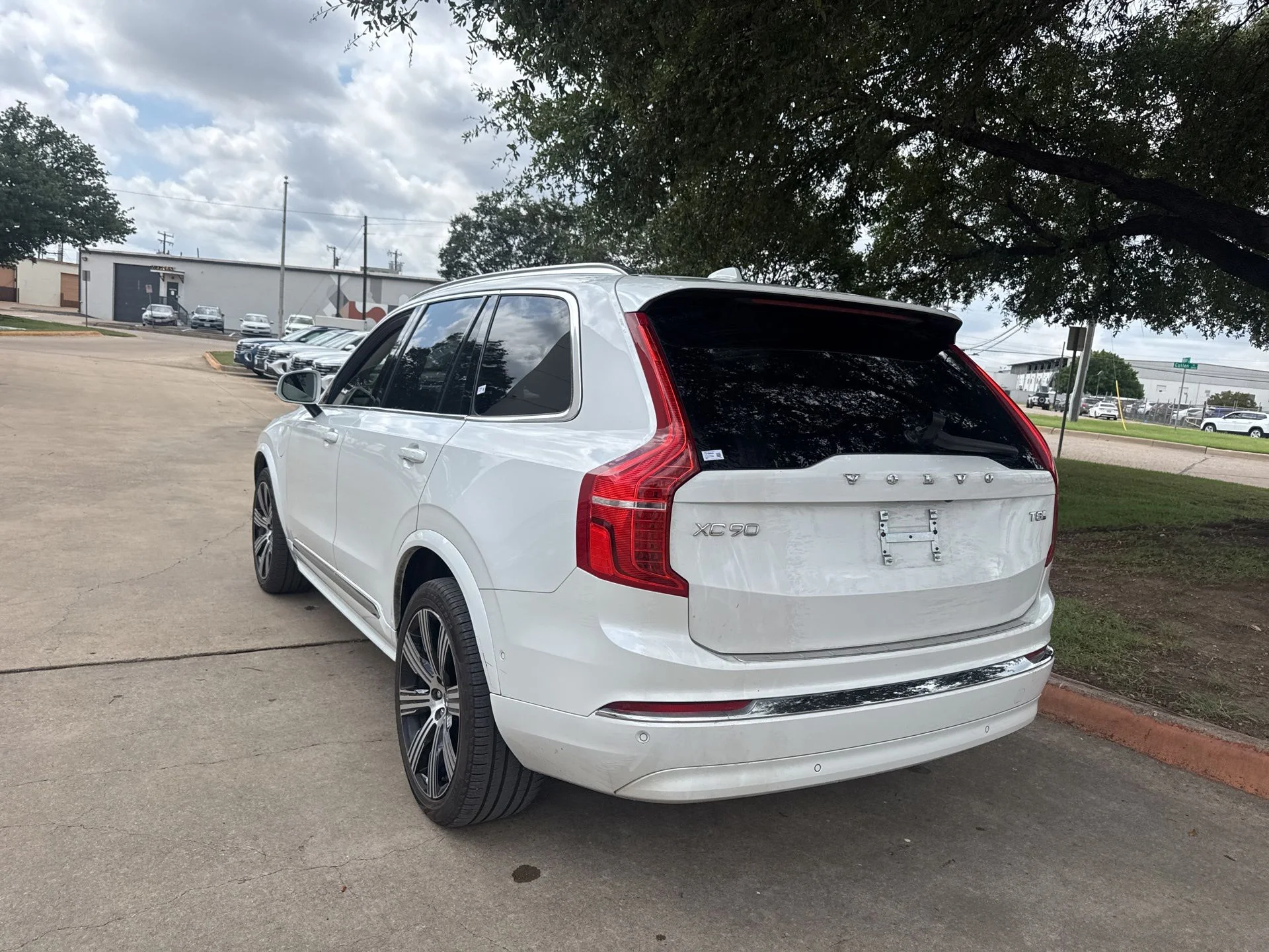 Used 2025 White Volvo T8 Plus image 7
