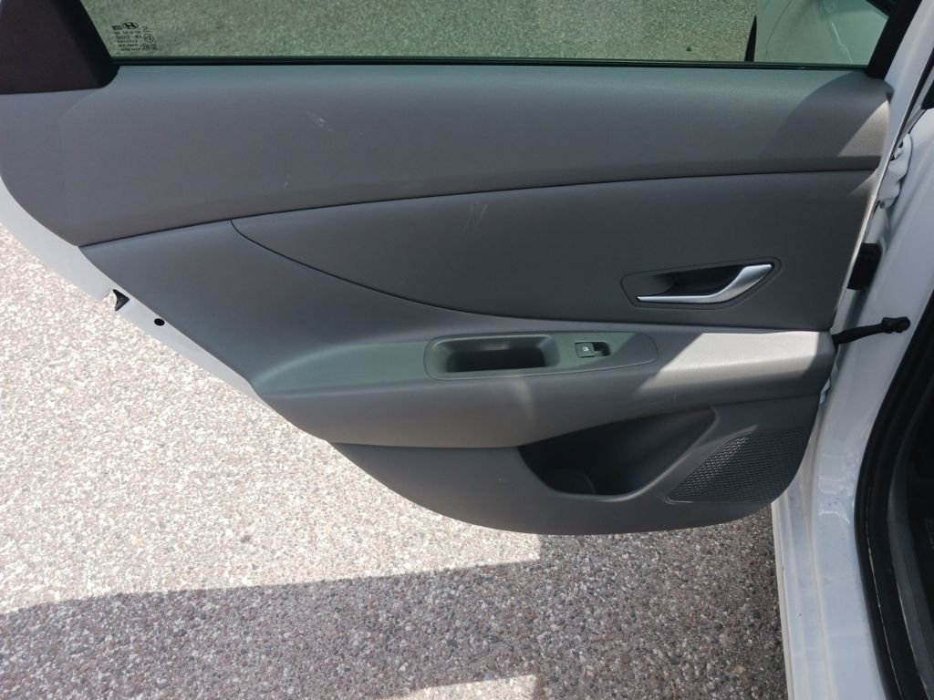 2025 Hyundai Elantra SE - Photo 14