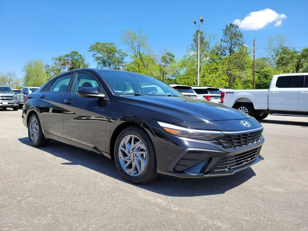 Used 2024 Black Hyundai SEL image 7