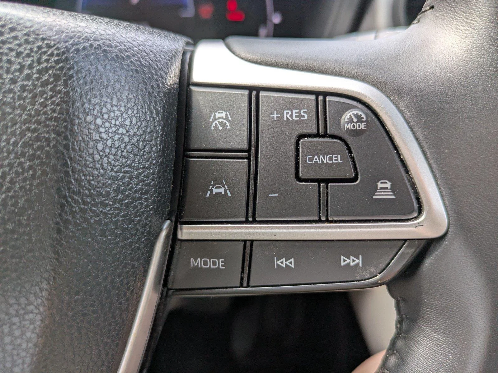 Certified Used 2025 Wind Chill Pearl Toyota Hybrid XLE image 25