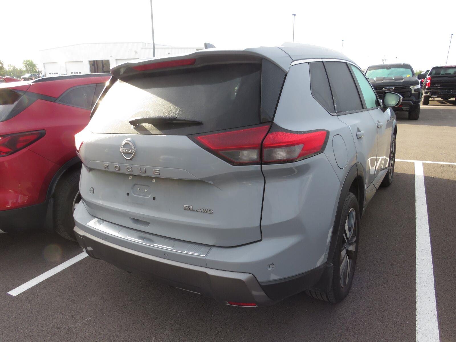 Used 2024 Boulder Gray Pearl Nissan SL image 9