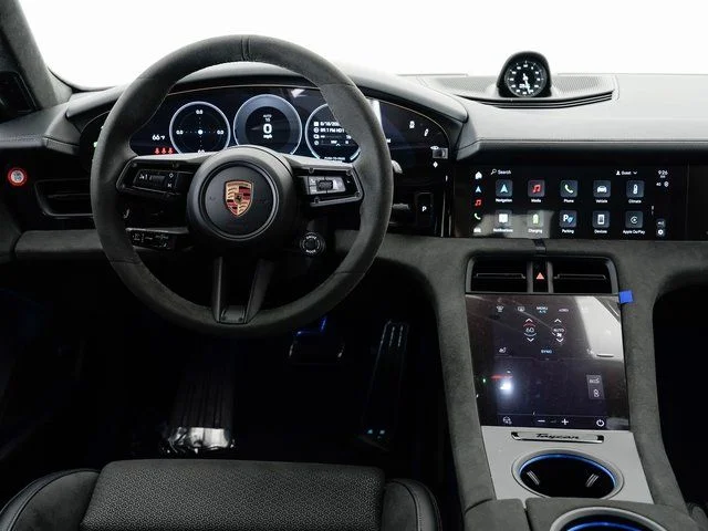 2025 Porsche Taycan GTS - Photo 19