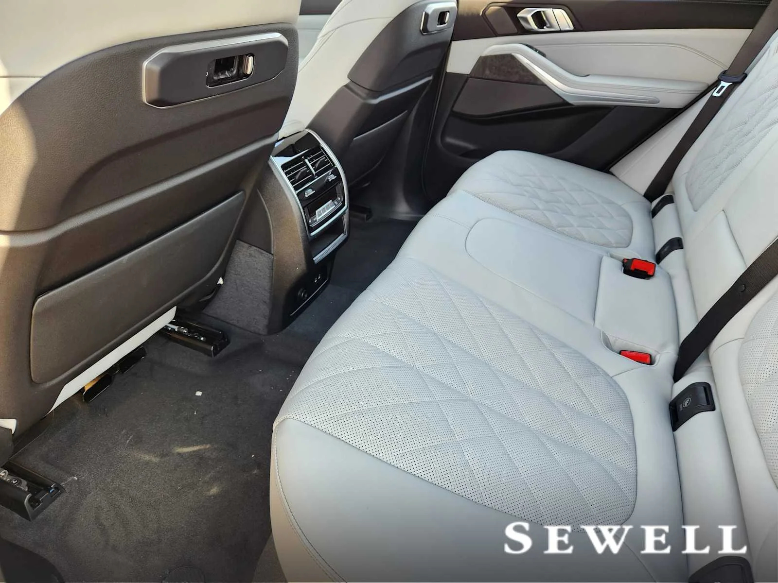 New 2026 Skyscraper Grey Metallic BMW xDrive50e image 7