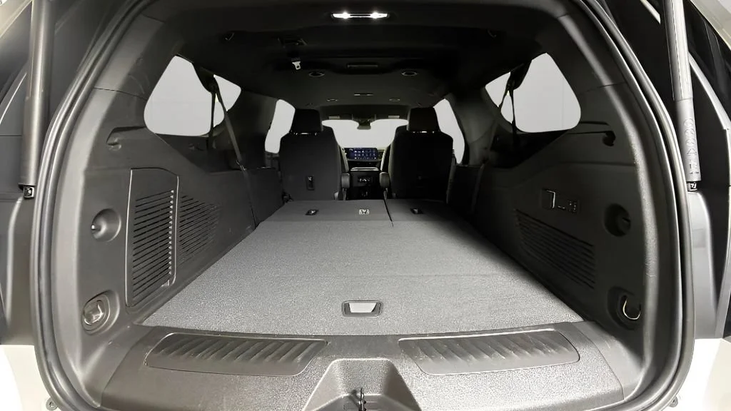 Used 2025 Summit White Chevrolet LT image 31