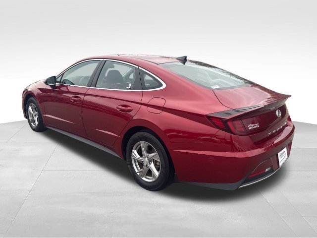 Used 2023 Red Hyundai SE image 3