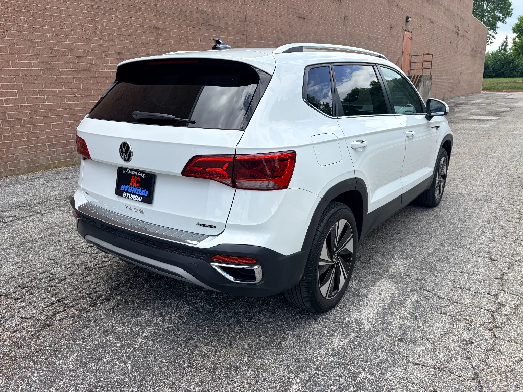 Used 2024 Pure White Volkswagen SE image 5