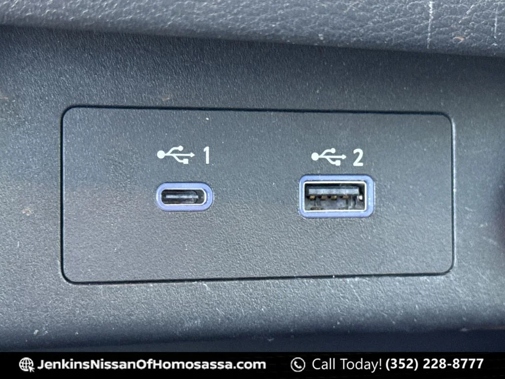 Used 2021 Silver Nissan Platinum image 38