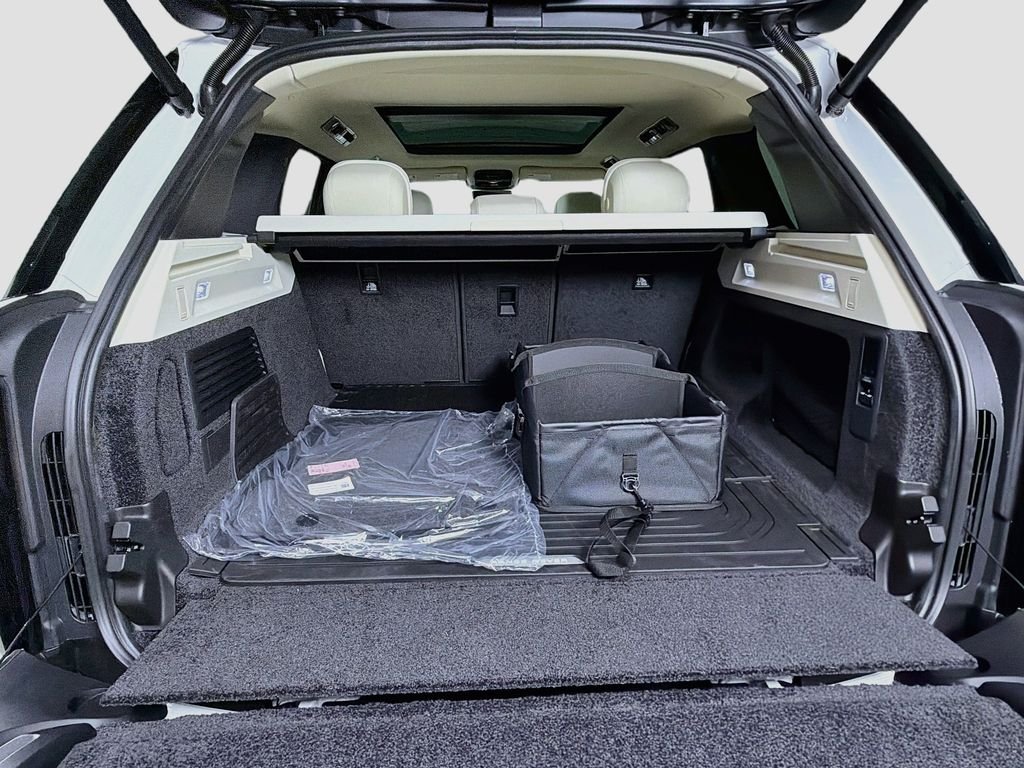 New 2026 Fuji White Land Rover SE image 28