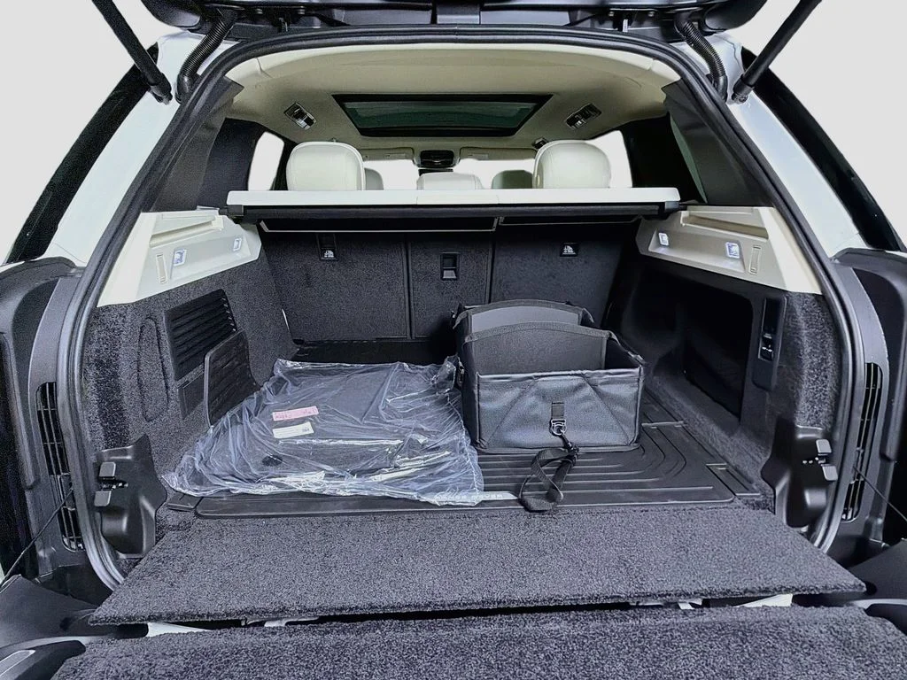 New 2026 Fuji White Land Rover SE image 28