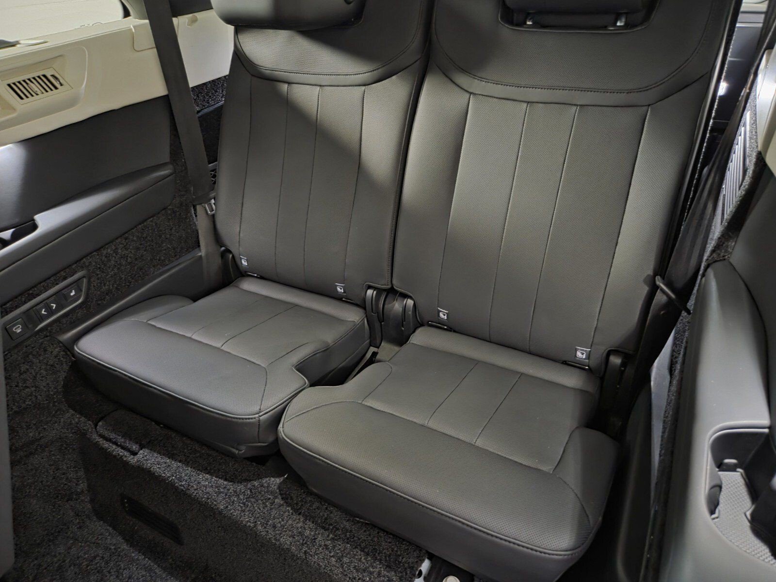 Used 2023 White Land Rover SE image 18