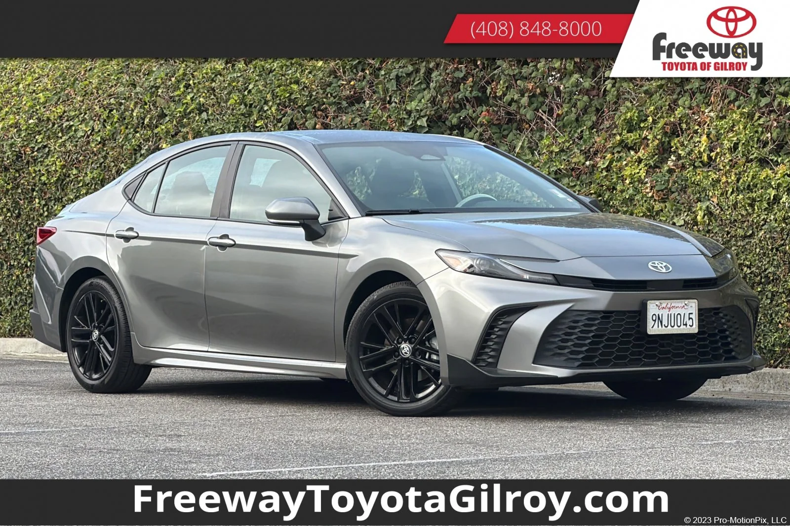 Used 2025  Toyota SE image 1