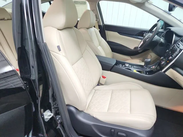 Used 2022 Black Nissan Platinum image 39