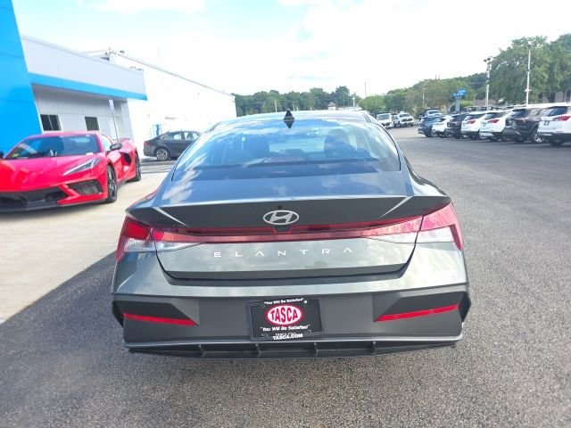 Used 2025 Gray Hyundai SE image 3