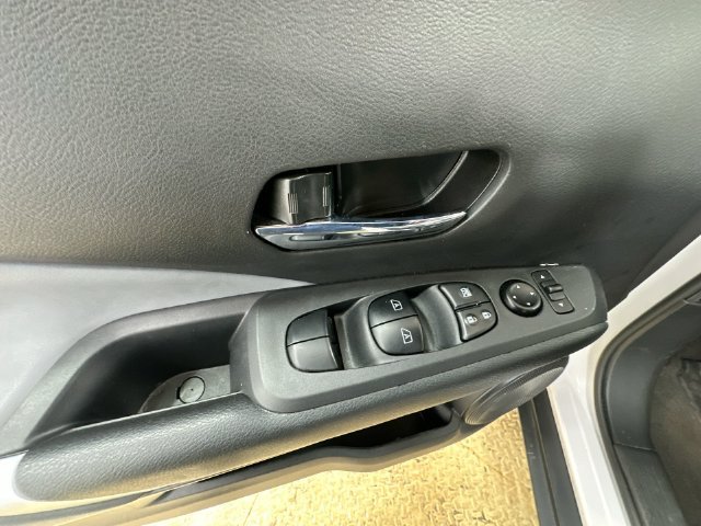 Used 2022 White Nissan SR image 16