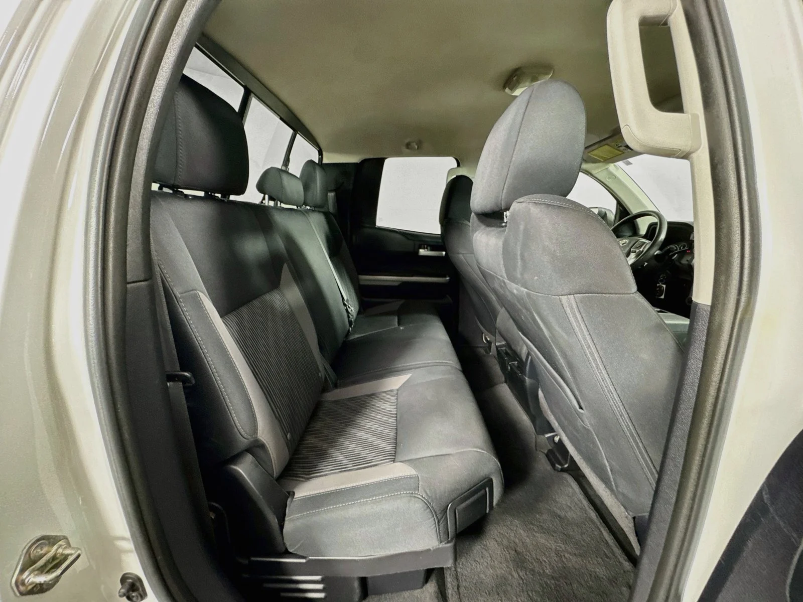 Used 2016 White Toyota SR5 image 21