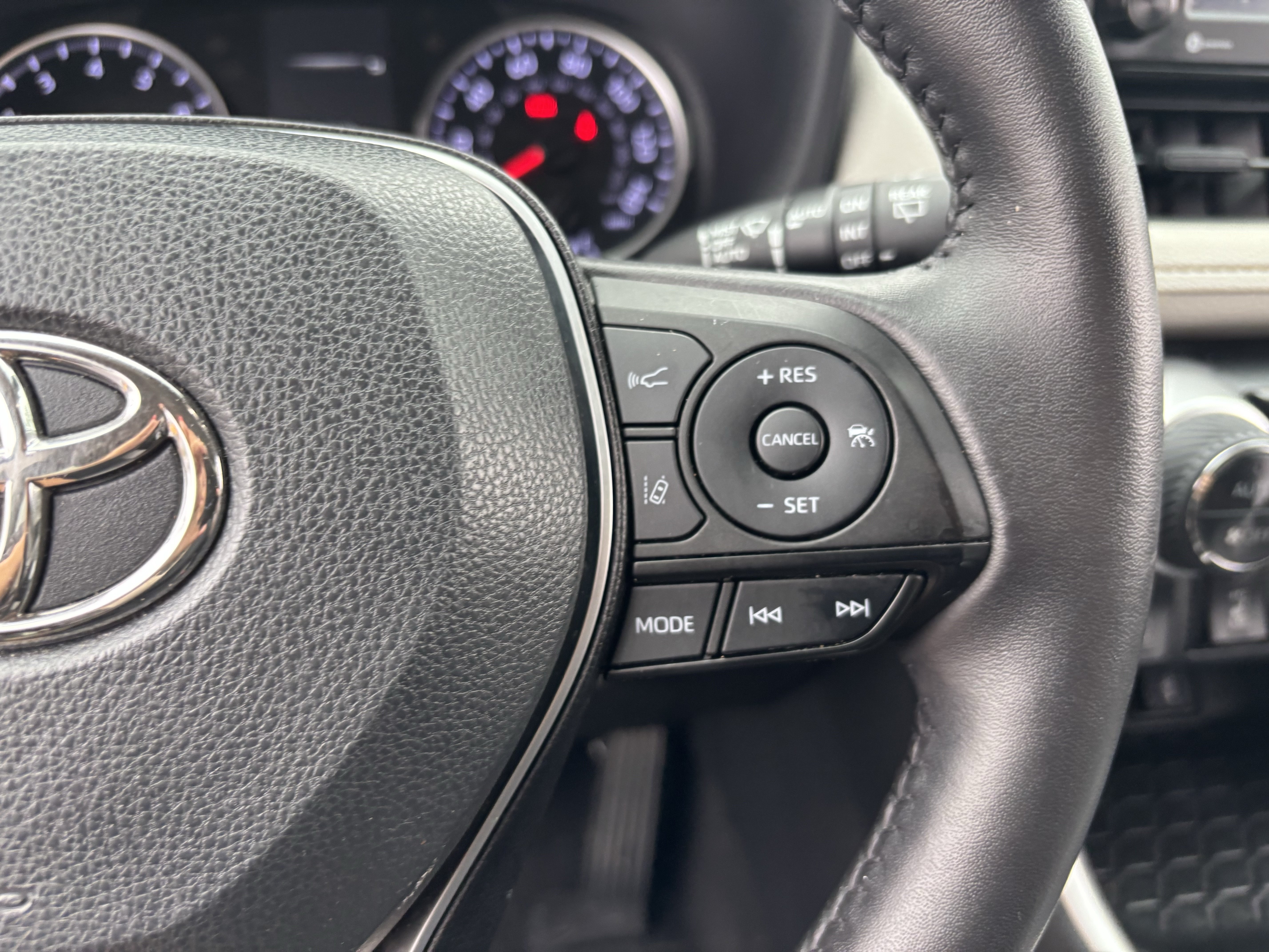 Used 2022 White Toyota XLE image 27