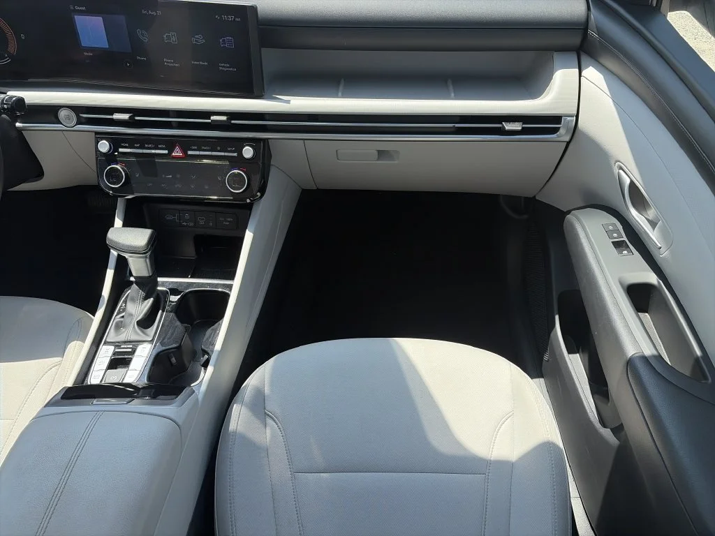 Used 2025 White Hyundai SEL image 16
