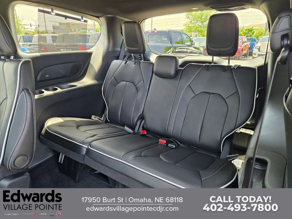 New 2027 Diamond Black Crystal Pearl-Coat Exterior Paint Chrysler Limited image 29