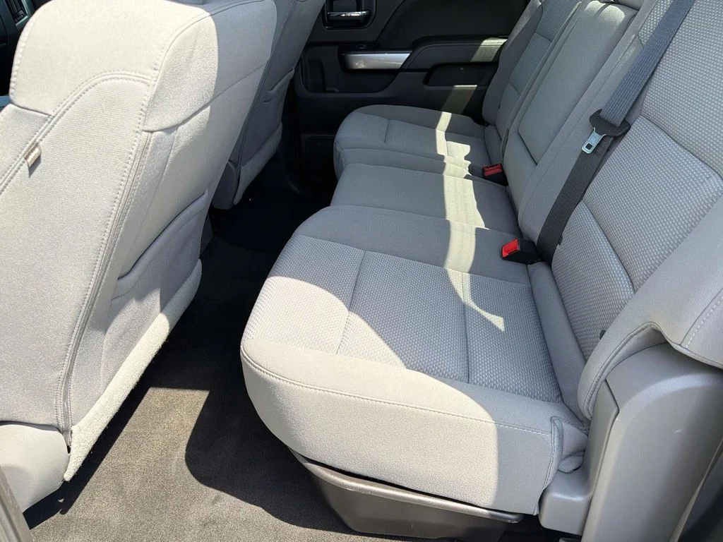 Used 2018 Summit White Chevrolet LT image 32