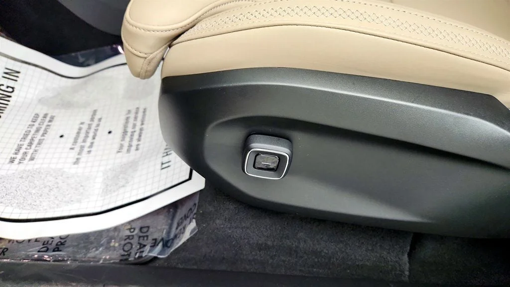 Used 2025 Mulberry Metallic Volvo Twin Motor Performance Ultra 6-Seater w/ Bowers & Wilkins Audio image 12