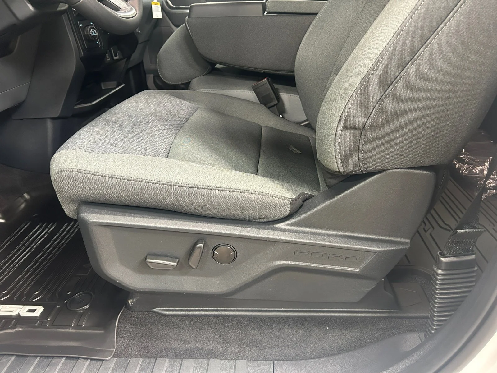 New 2026 Oxford White Ford XLT image 14