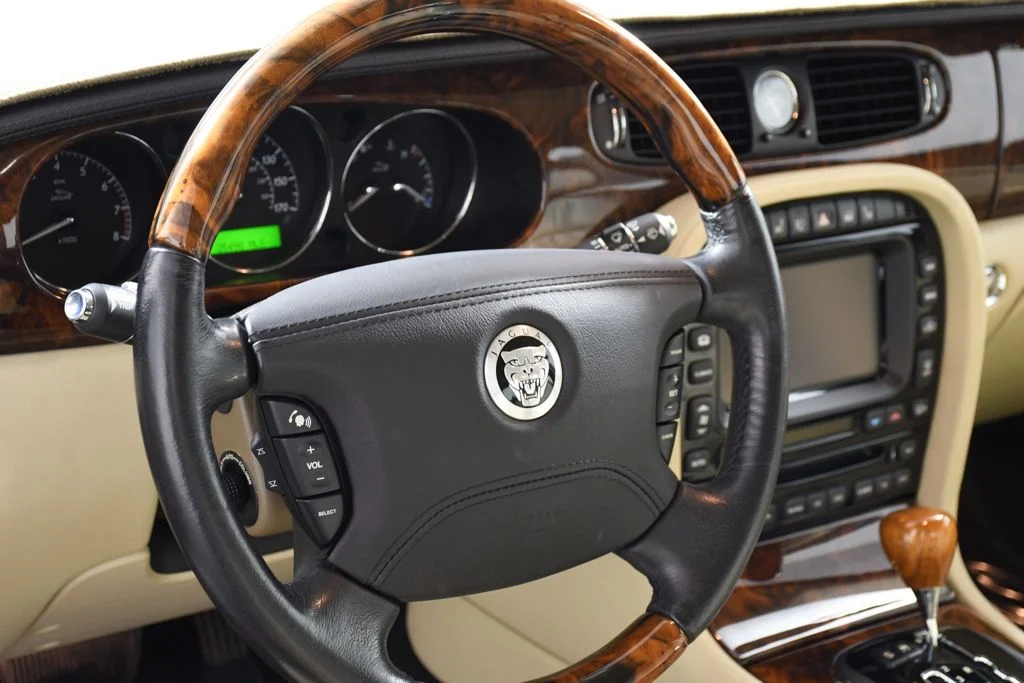 Used 2009 Ebony Jaguar L image 17