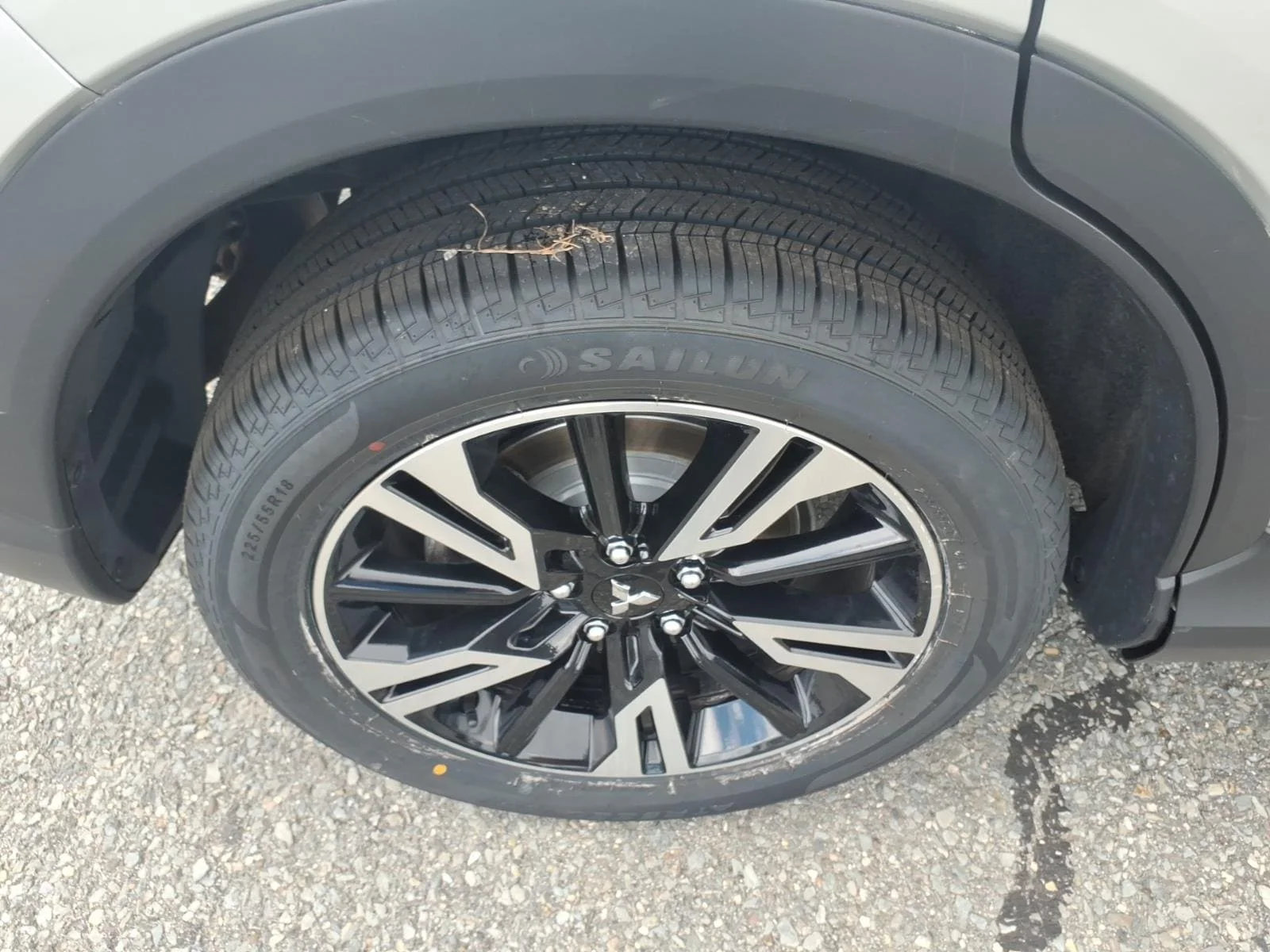 Used 2024 Silver Alloy Mitsubishi SE image 11