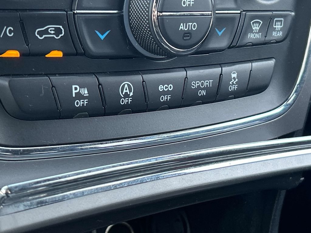Used 2020 White Jeep Laredo E image 26
