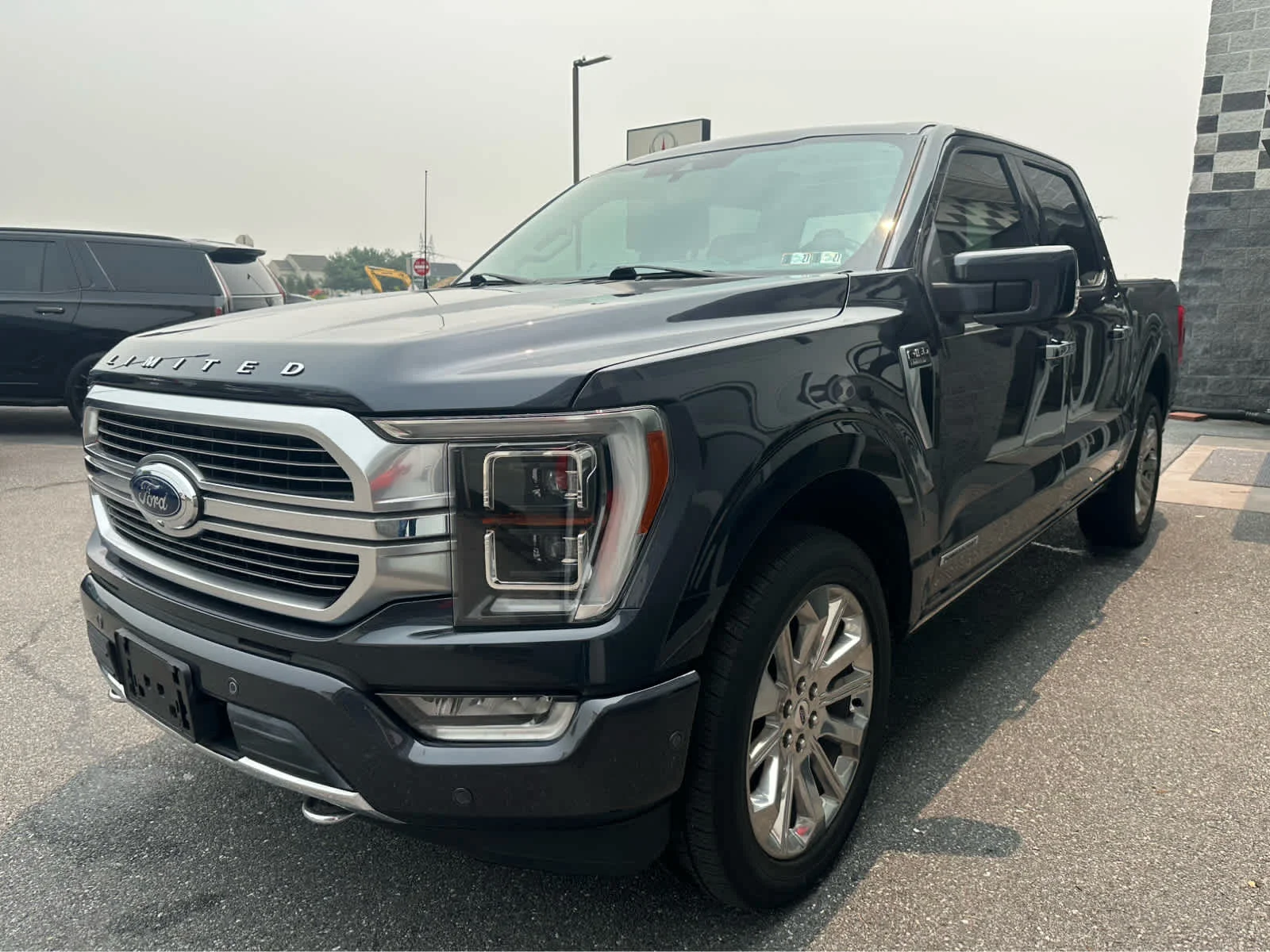 Used 2021 Smoked Quartz Metallic Tinted Clearcoat Ford Limited image 3