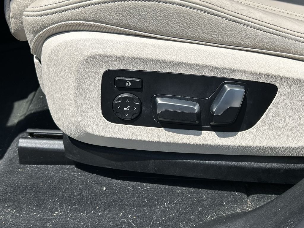 Used 2020 Black Sapphire Metallic BMW xDrive40i image 12