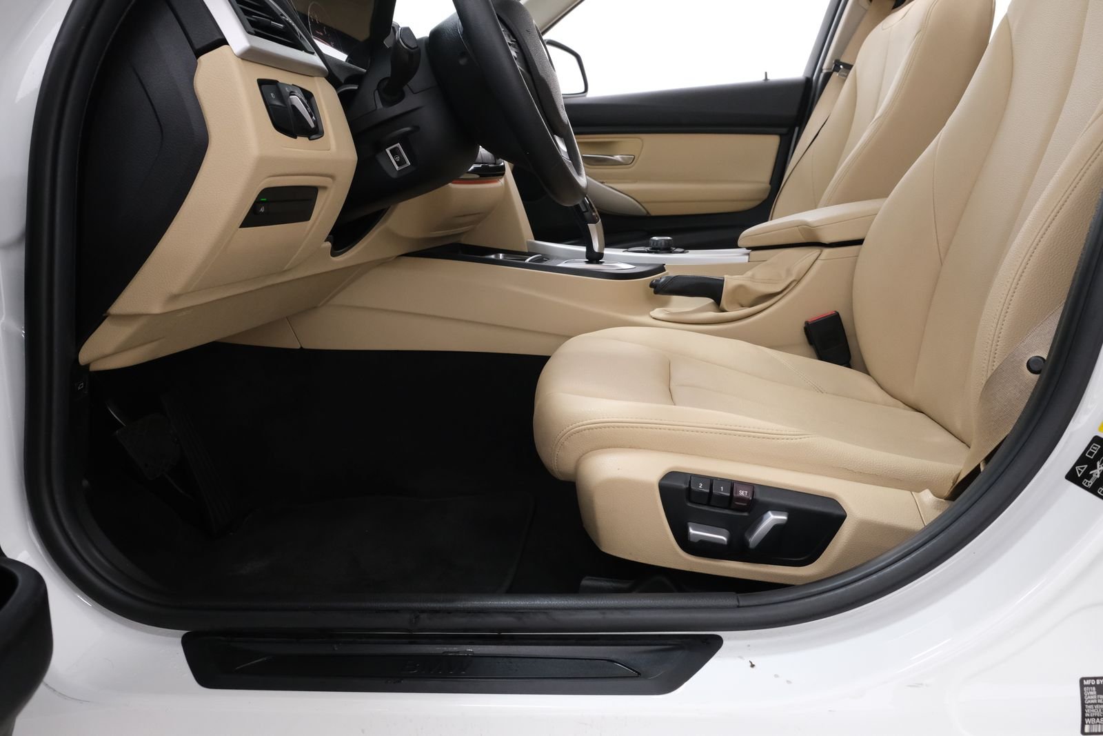 Used 2018 Alpine White BMW 320i xDrive image 30