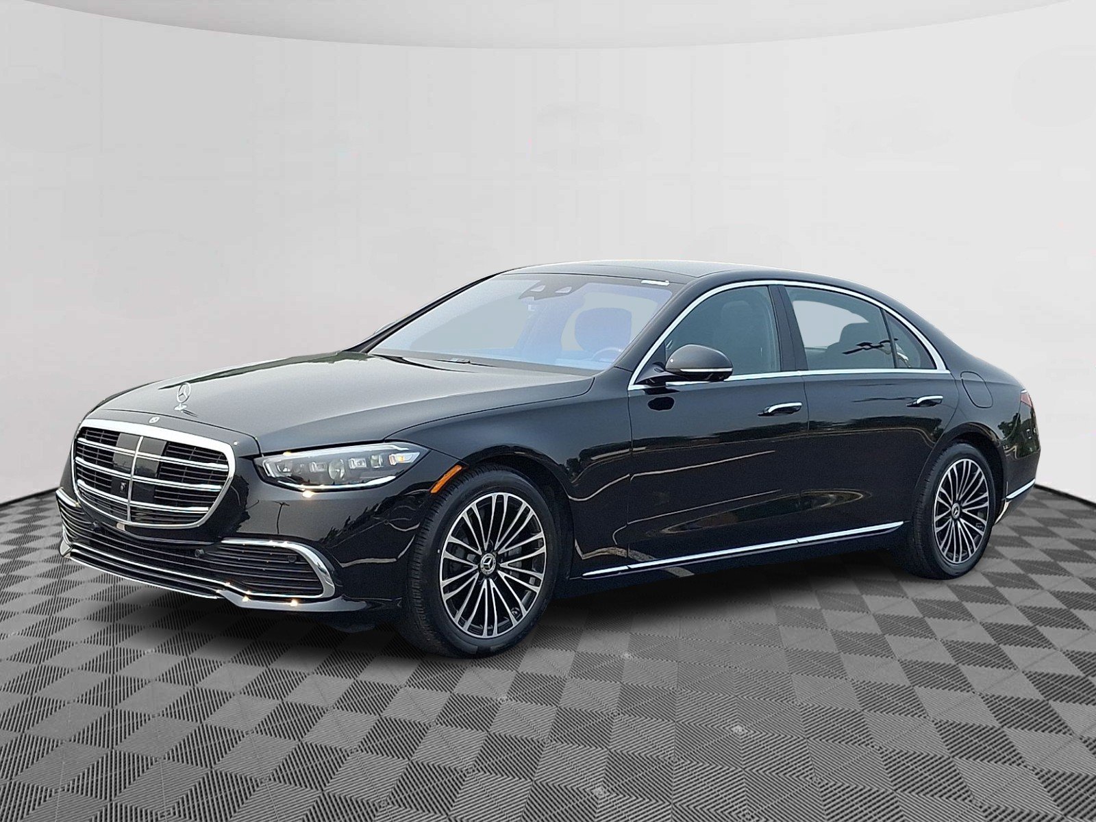 Certified Used 2024 Black - 040 Mercedes-Benz 4MATIC® image 3