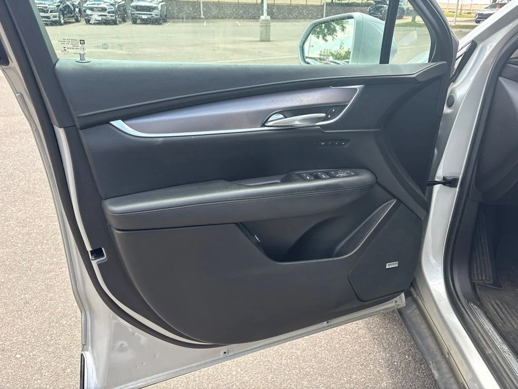 Used 2017 Radiant Silver Metallic Cadillac Luxury image 9