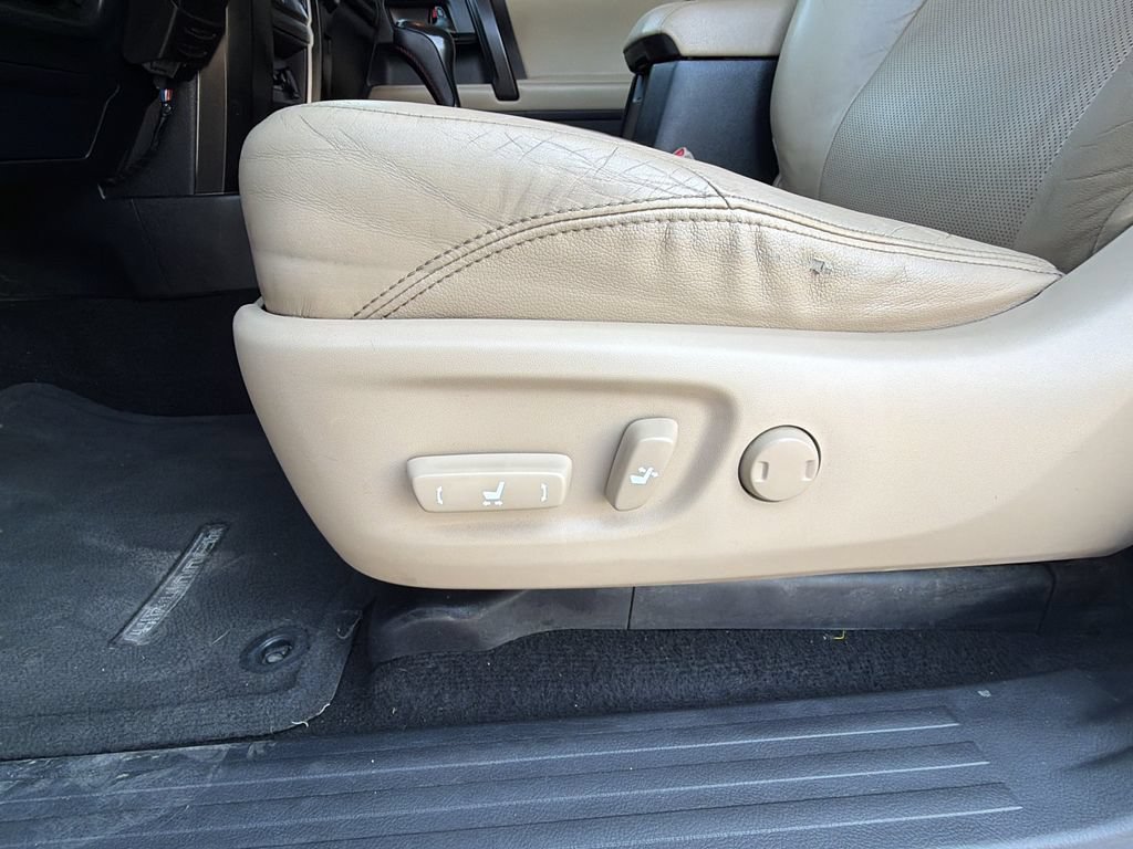 Used 2014  Toyota Limited image 29