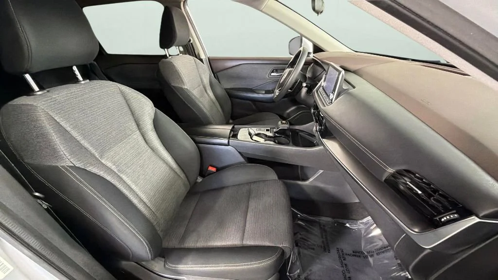 Used 2021 Silver Nissan SV FWD image 33