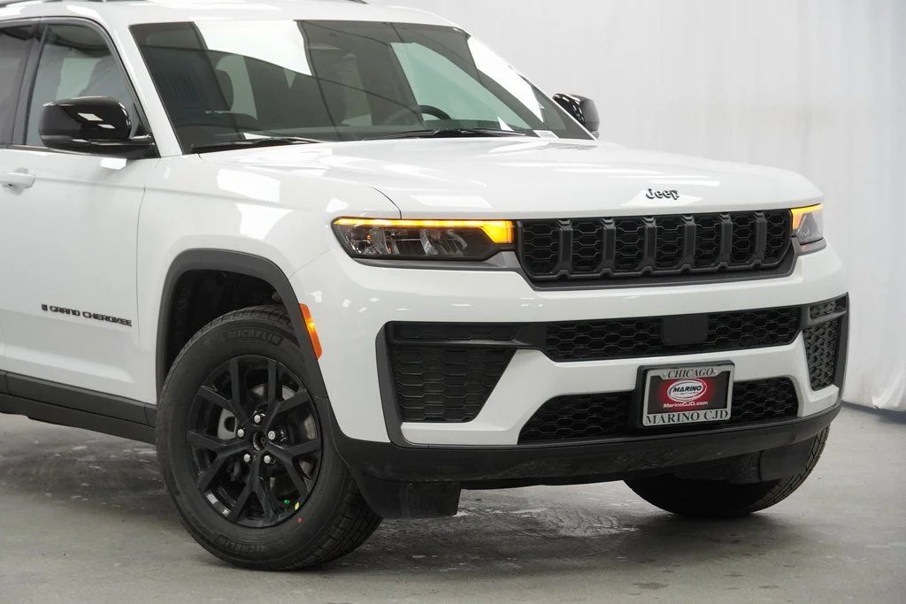 New 2026 Bright White Clear-Coat Exterior Paint Jeep Laredo Altitude image 3