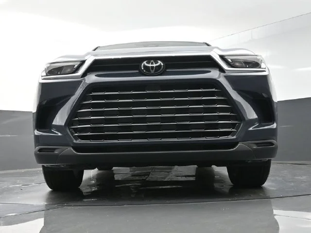 Used 2025 White Toyota XLE image 30