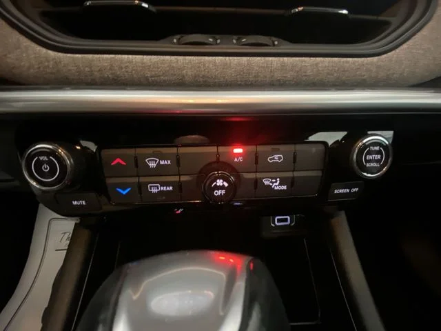 Used 2022 White Jeep Latitude Lux image 18