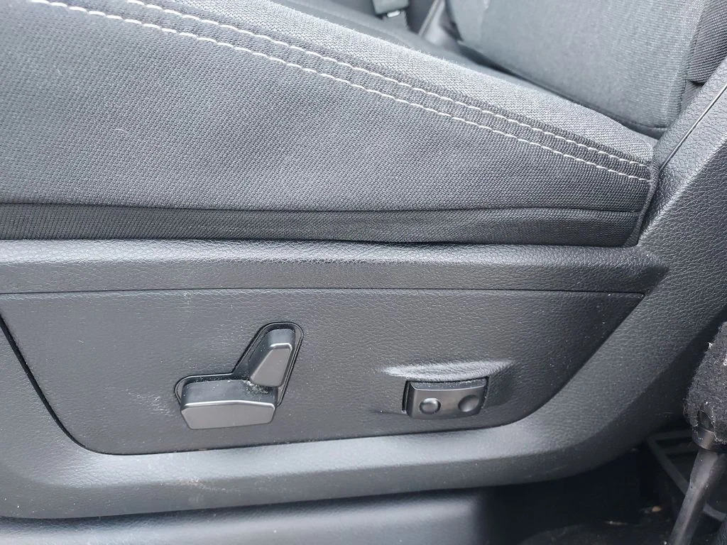 Used 2022 Silver Ram Big Horn image 18