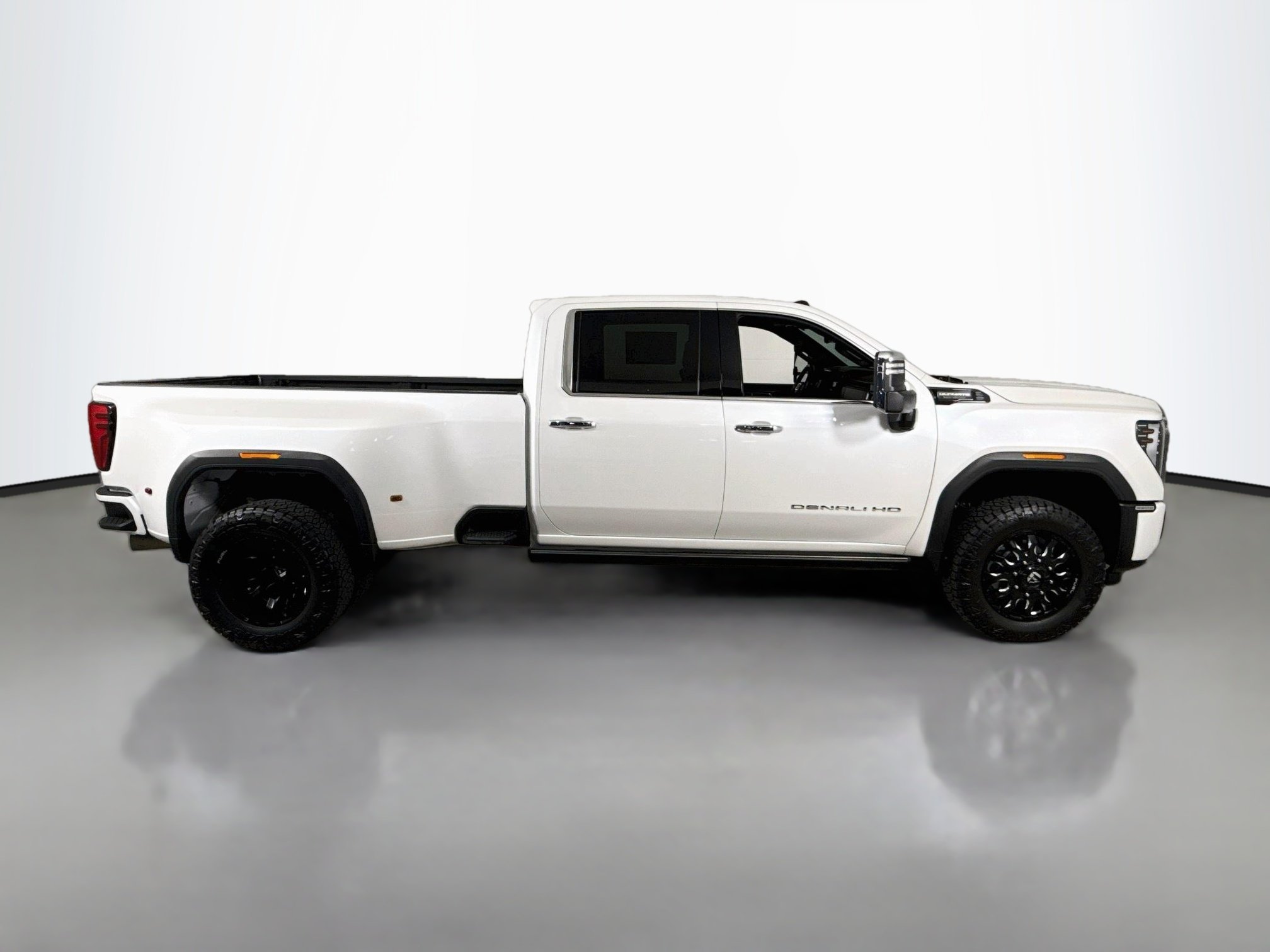 Used 2024 White GMC Denali Ultimate image 14
